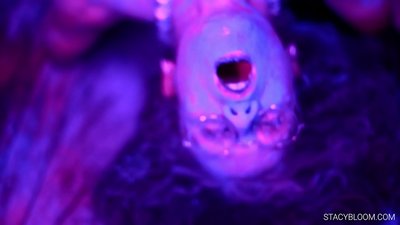 Umntwana uphulula amaphambili kwikhamera kwaye uzise kwi-orgasm.